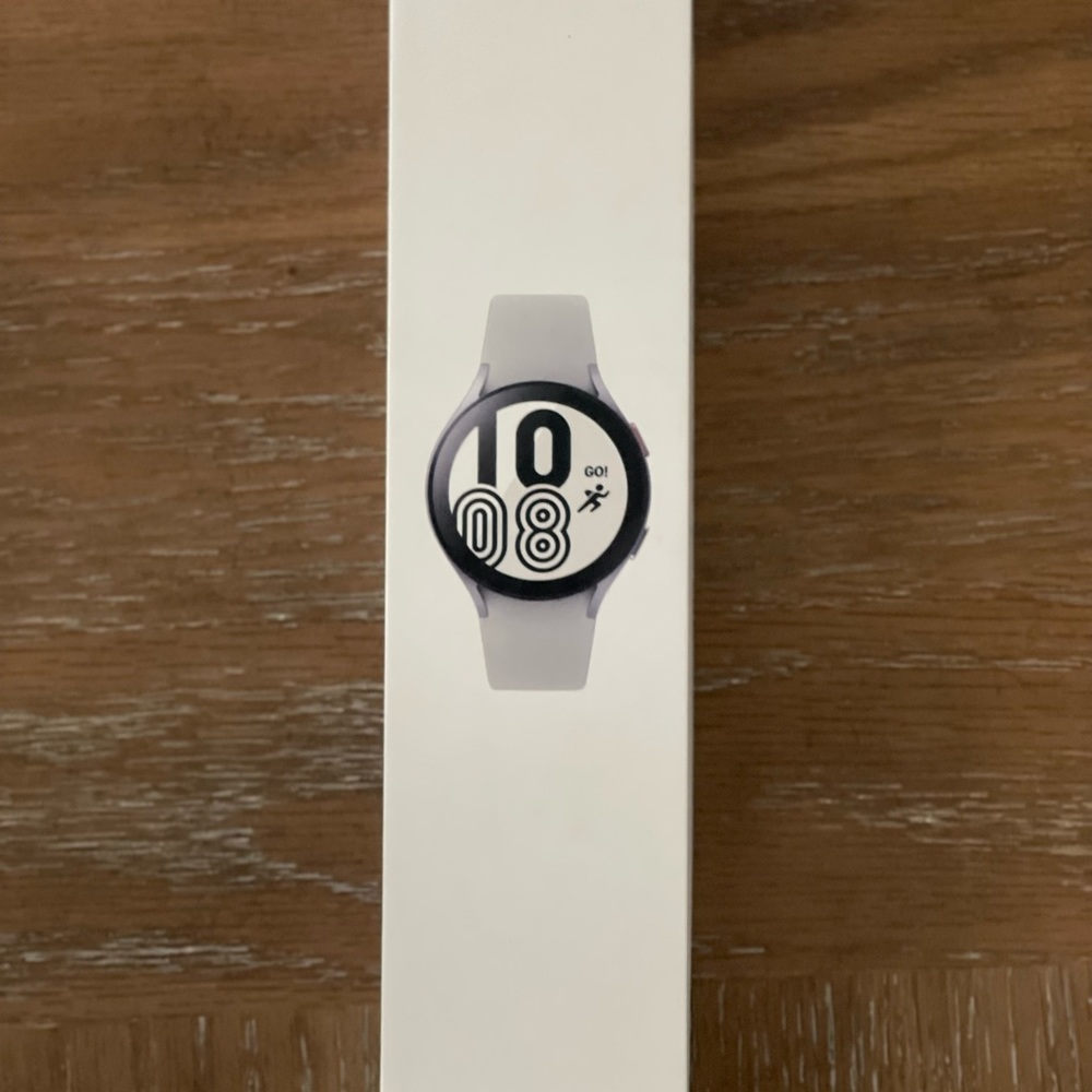 New in sealed box Samsung Galaxy Watch 4 44mm silver